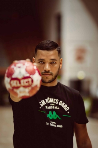 Anthony Desjardins avec une balle de Handball dans la main droite