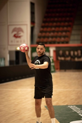 Anthony Desjardins tire avec une balle de Handball