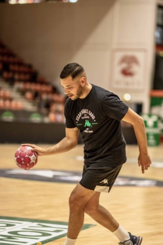 Anthony Desjardins drible avec un ballon de Handball